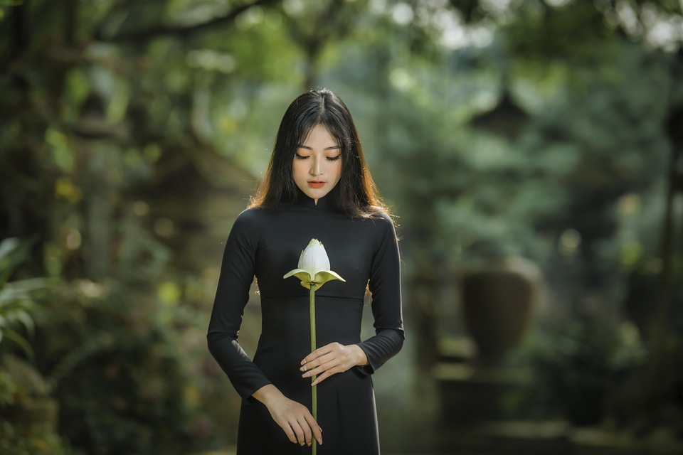 黑色连衣裙美女