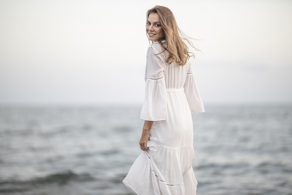 海边白色连衣裙美女