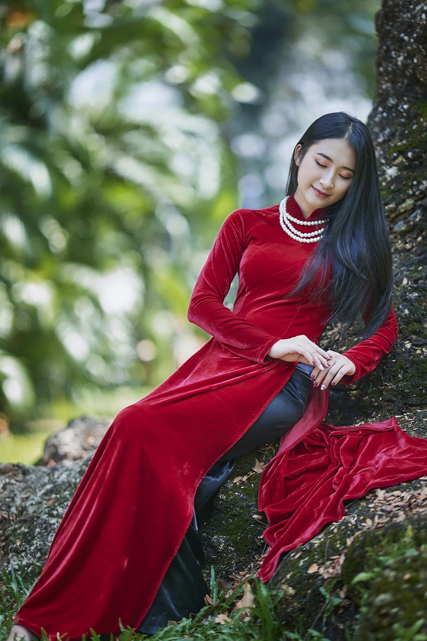 红色连衣裙美女