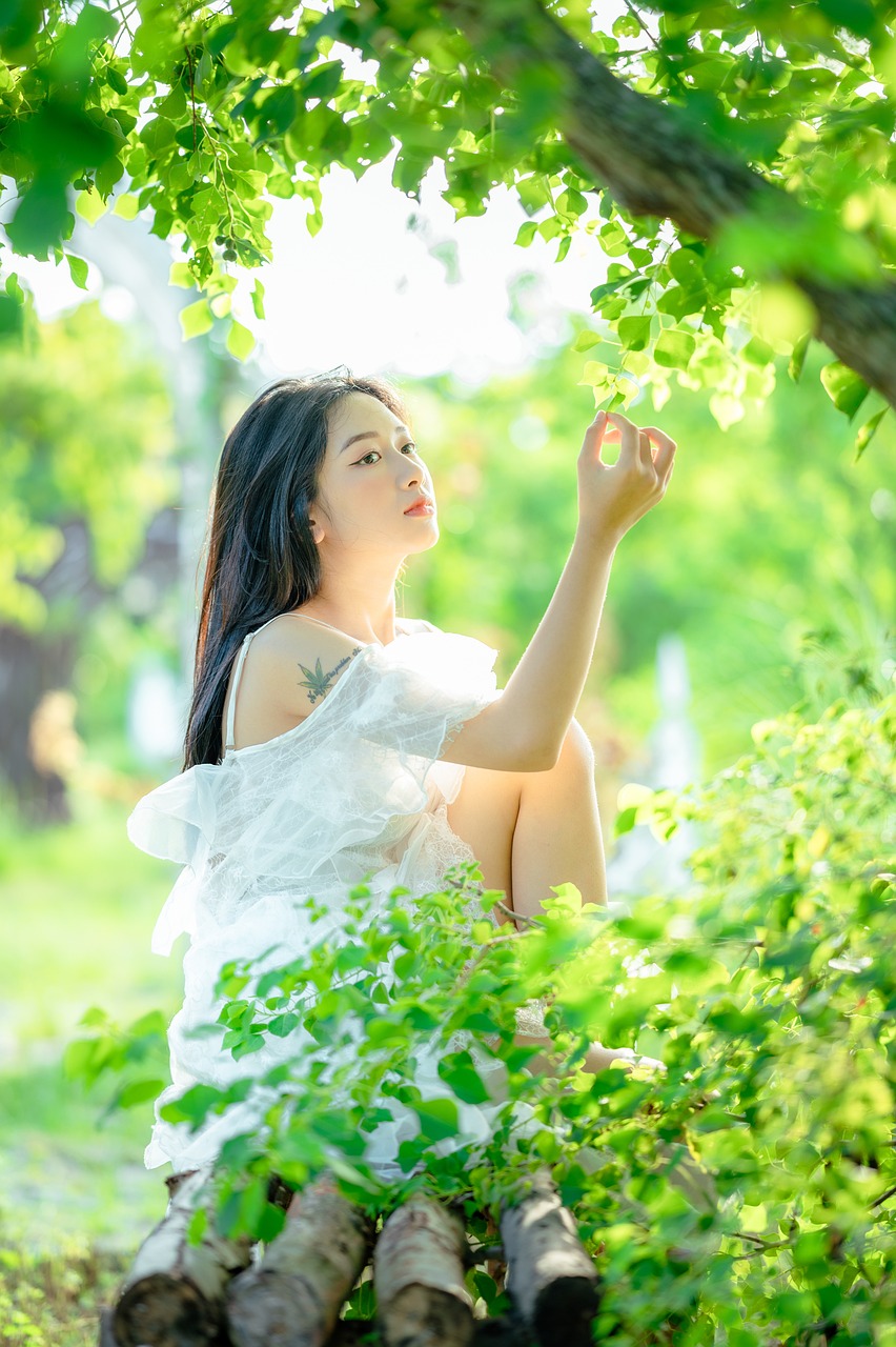 女人 花园 自然界 亚裔 树