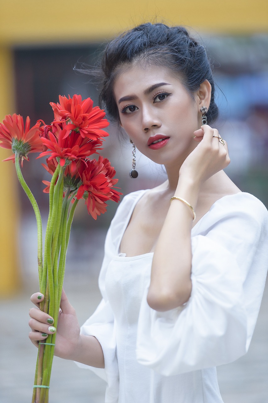 亚裔 女人 型 肖像 女模 亚洲女性 发型 时尚 风格 时尚女士 少女 女性 建 模 姿势 摆姿势 越南 越南语 白色连衣裙 红色花朵
