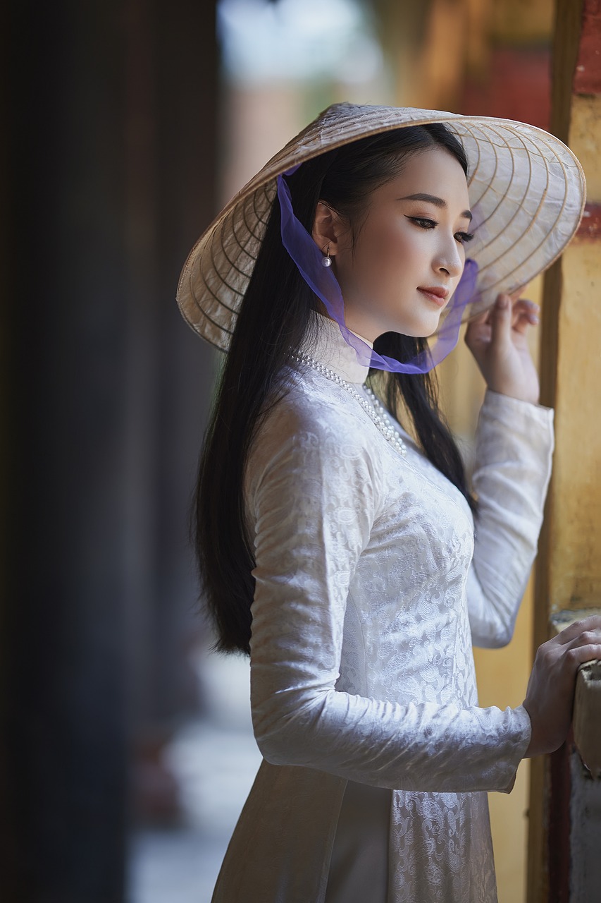 女人 肖像 奥岱 白色连衣裙 帽子 传统服饰 亚裔 亚洲女性 少女 女性 型 建 模 姿势 摆姿势 连衣裙 时尚 女孩 越南