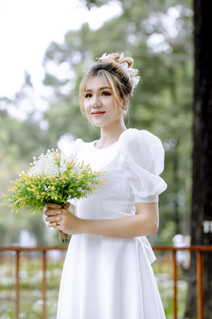 新娘 型 女人 白色连衣裙 婚纱 婚纱 新娘礼服 肖像 时尚 风格 发型 少女 亚裔 亚洲女性 建 模 姿势 摆姿势 花束 新娘花束