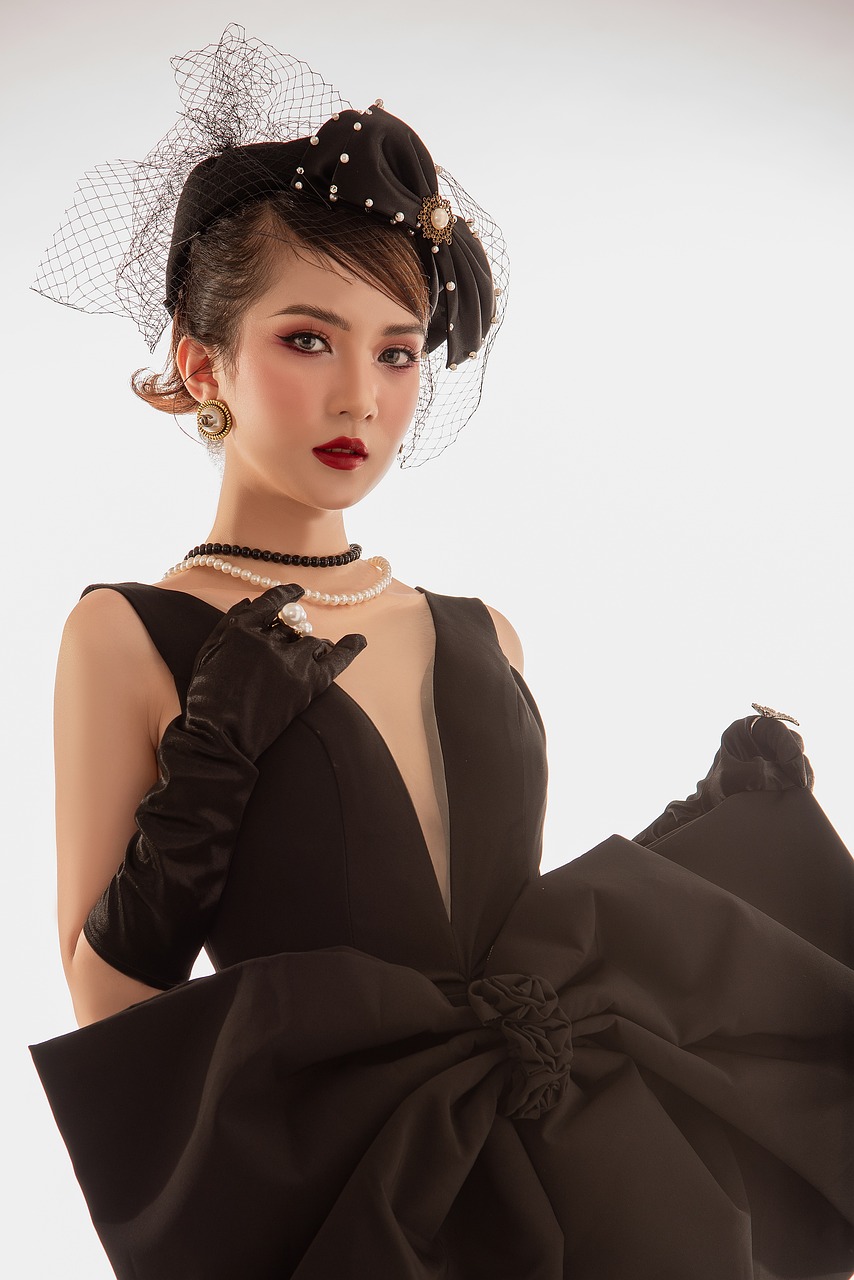 女人 老式 时尚 复古 发型 女孩 风格 时尚女士 黑色连衣裙 帽子 手套 建 模 姿势 摆姿势 型 肖像 亚裔 化妆 化妆品